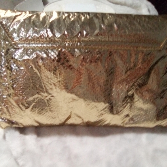 UNBRANDED gold clutch handbag. Mirror included - Picture 2 of 5
